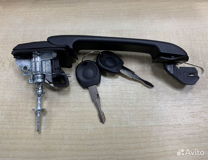 Ручка двери передней (прав, лев) Golf 3 / Vento