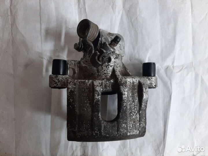 Суппорт задний правый Ford Focus 2,3