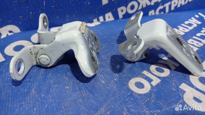 Петля двери Toyota Rav4 кроссовер 2010