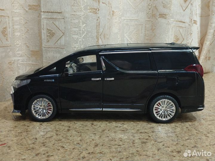 Огромная модель Toyota Alphard 1:18 чёрный