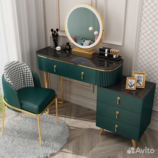 Туалетный столик с зеркалом