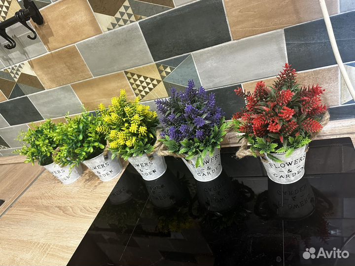 Цветы в металических горшках