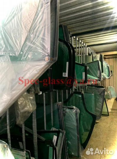 Стекло нижнее дверное на экскаватор Terex 825