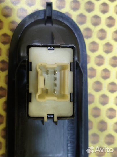 Кнопка стеклоподъемника передняя правая Renault