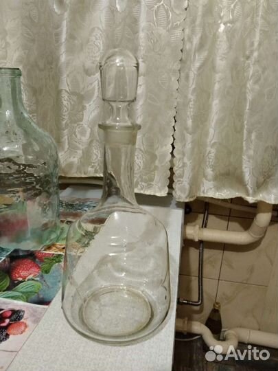 Графины, стаканы, тарелки, банки