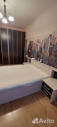 Компактная удобная кровать с тумбочками