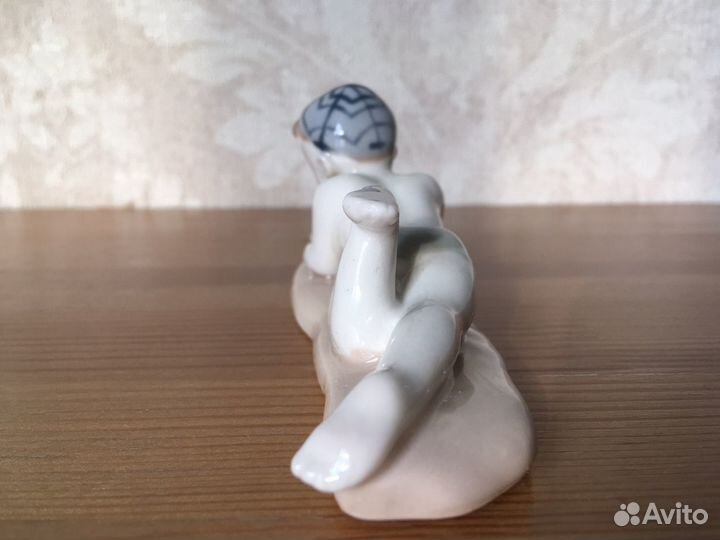 Фарфоровая статуэтка лфз мальчик на пляже