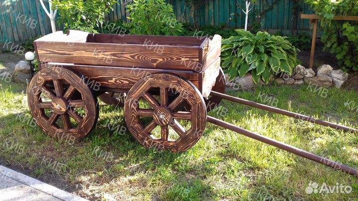 Качели из дерева и телега декоративная