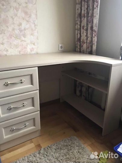 2 письменных стола