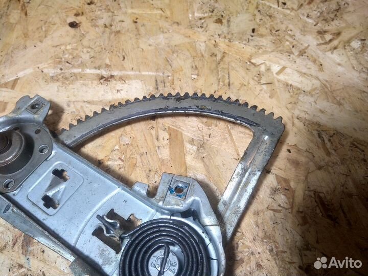 Передние механические стеклоподъемники MB W124