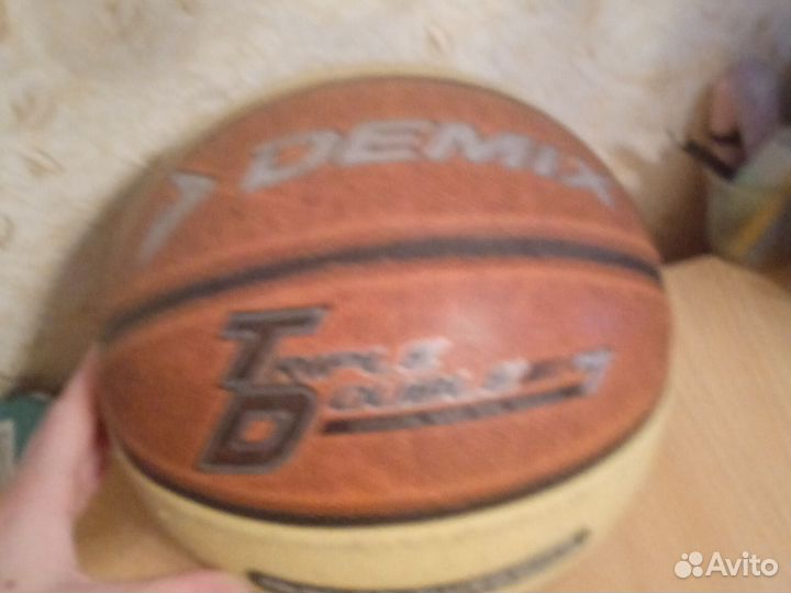 Баскетбольный мяч demix и насос в комплекте