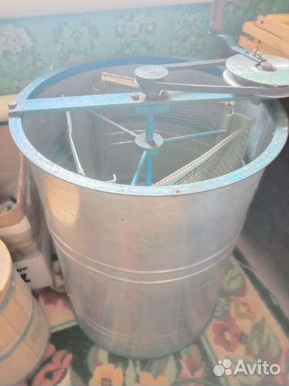 Рамки дадан, ульи, ловушки и медогонка