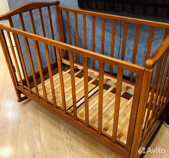 Детская кроватка с маятником