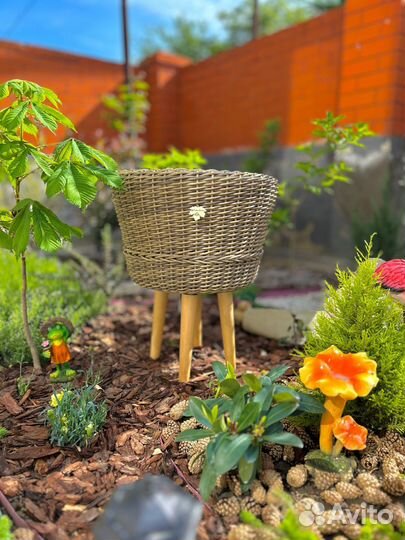 Кашпо из искусственного ротанга