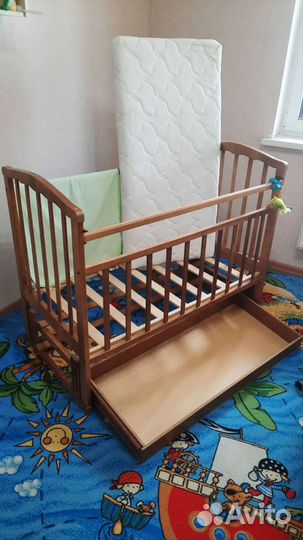 Детская кровать с маятником и ящиком. С матрасом
