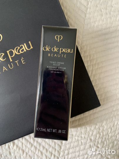 Тональный крем CLÉ DE peau radiant foundation
