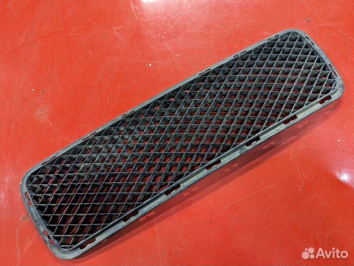 Решетка переднего бампера центральная VW Pointer