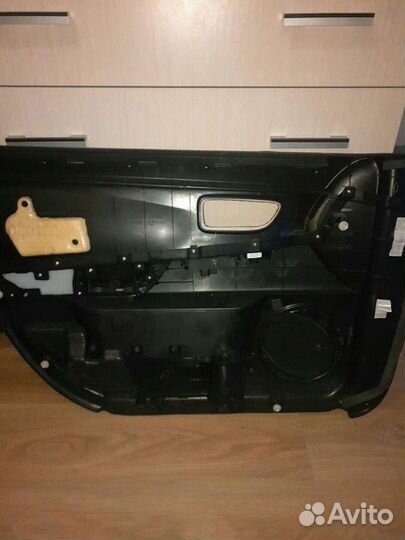 Продам правую дверную карту мазда