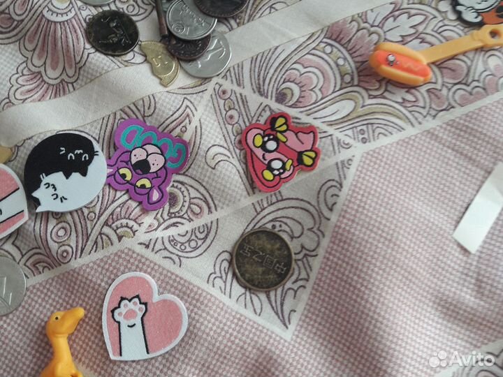 Брелки монеты из Пятёрочки и магнита