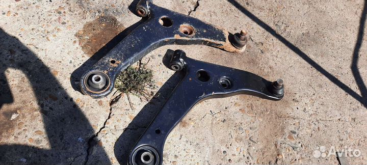 Рычаг передний правый Mitsubishi lancer 9 Cedia