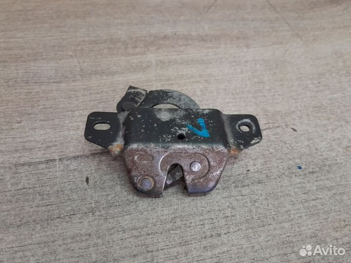 Замок двери багажника верхний левый Citroen Berlin