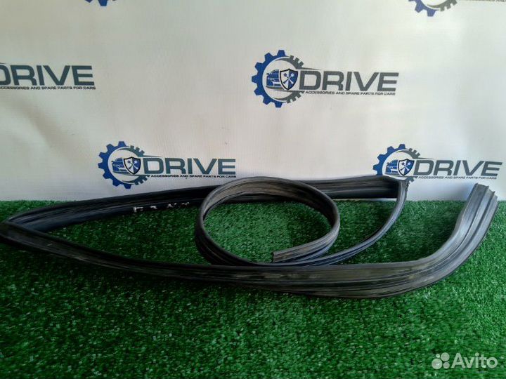 Уплотнитель стекла двери задний правый Nissan