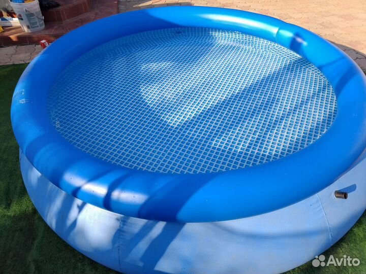 Надувной бассейн