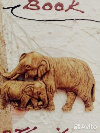 Слоны, деревянные изделия, блокнот. Таиланд