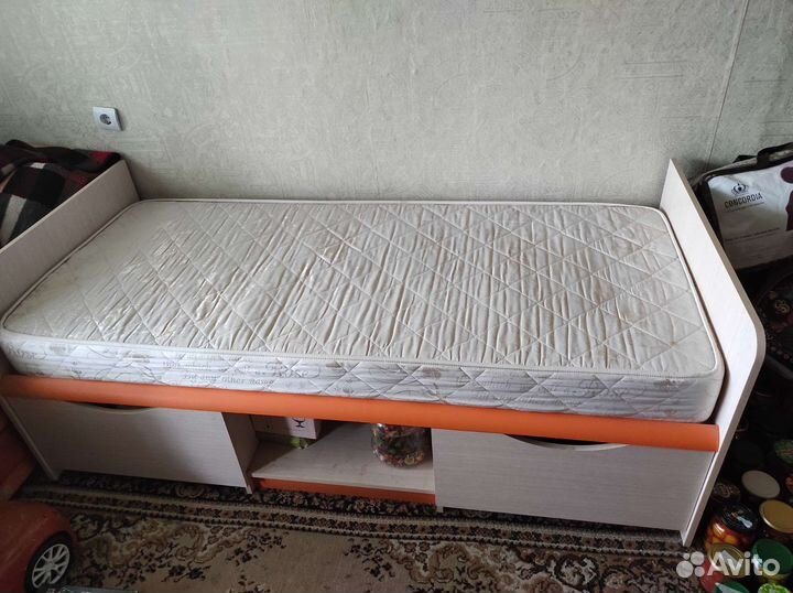 Детская кровать с матрасом, шкаф, комод, шкаф