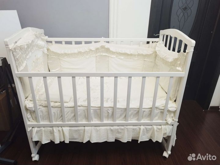 Детская кроватка белая