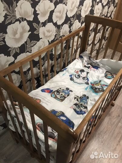 Детская кроватка с маятником