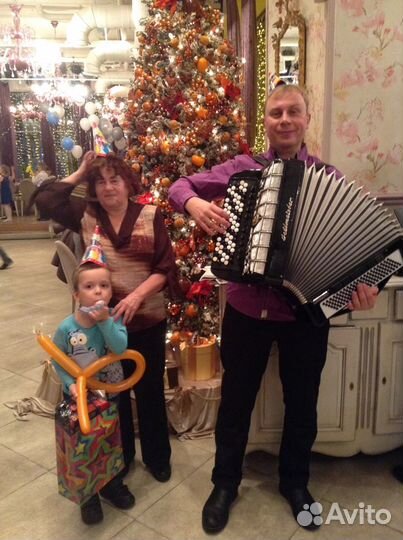 Баянист поющий на праздникиВедущий