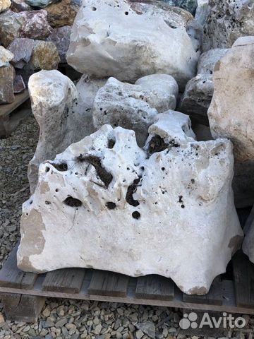 Ландшафтный камень известняк выветренный (белый)