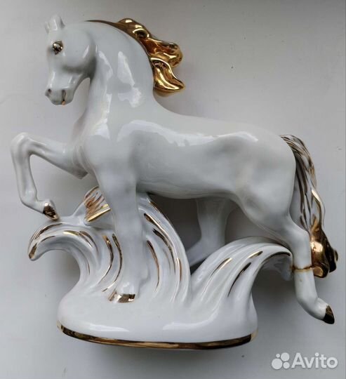 Фарфоровая статуэтка Конь лфз