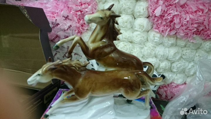 Фарфоровая статуэтка лошадей