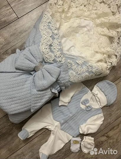 Конверт с костюмом на выписку