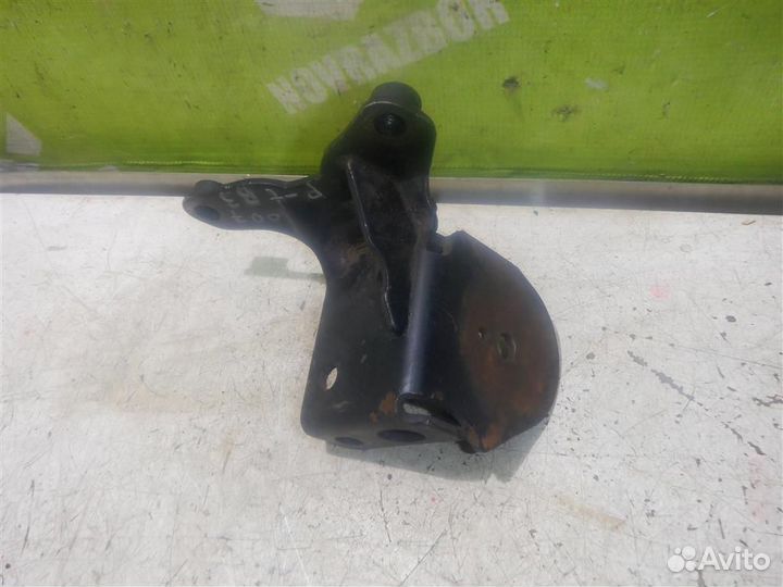 Кронштейн двигателя передний Фольксваген Пассат