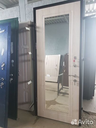 Дверь из стали с панелью мдф и зеркалом