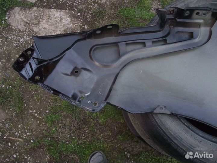 Крыло передние правое Toyota Prius NHW20