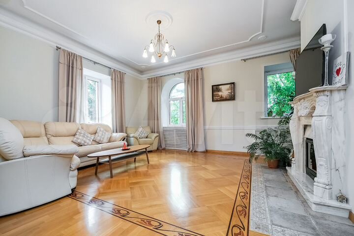 Дом 571 м² на участке 12 сот.