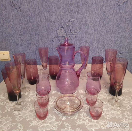 Кувшин с бокалами и рюмками из марганцевого стекла