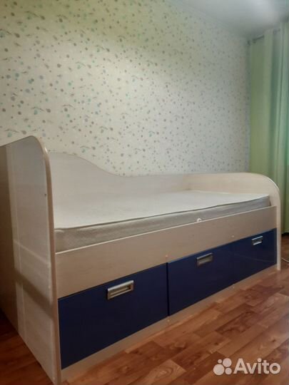 Кровать подростковая с матрасом, есть бортик