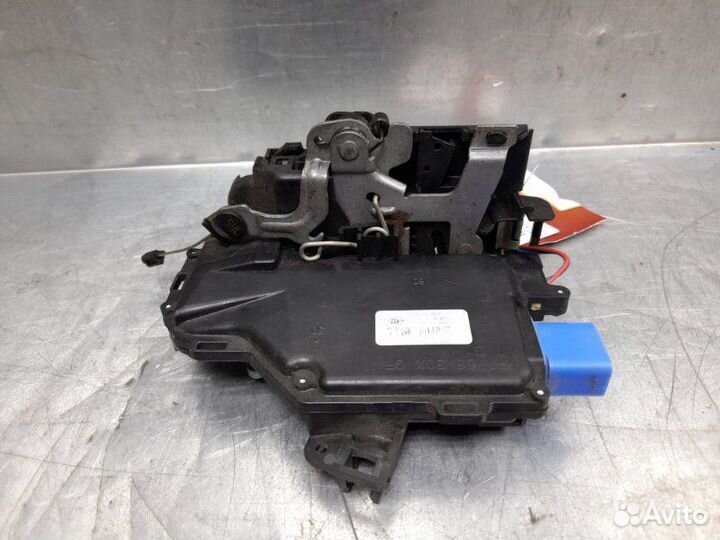 Замок двери задней левой skoda Octavia (A5 1Z) 200