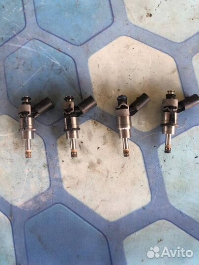 Форсунка топливная бензиновая 06F906036