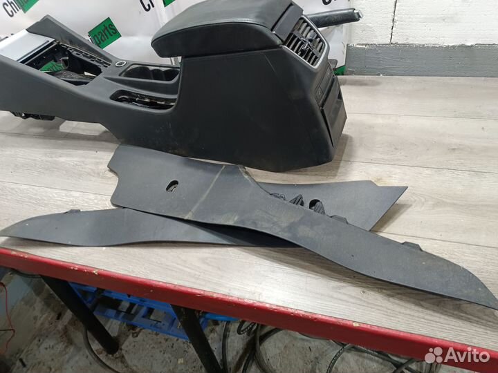 Подлокотник оригинал в сборе для Skoda Octavia A7