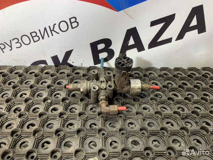 1195182418 Кран управление тормозами прицепа