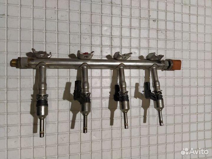 Топливная рампа с форсунками Volkswagen Golf 1.2