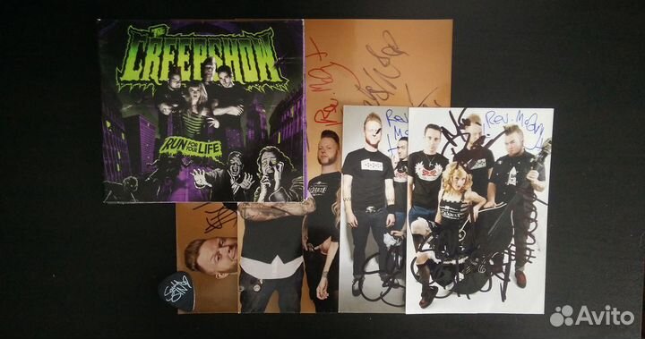 Бейджи, медиаторы, фотографии с автографами и проч