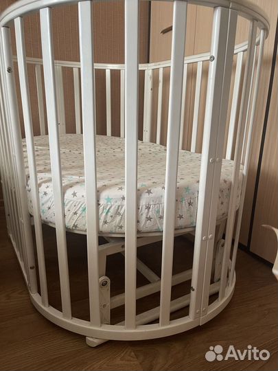 Детская кроватка с маятником