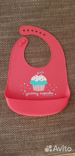 Детская посуда и нагрудник